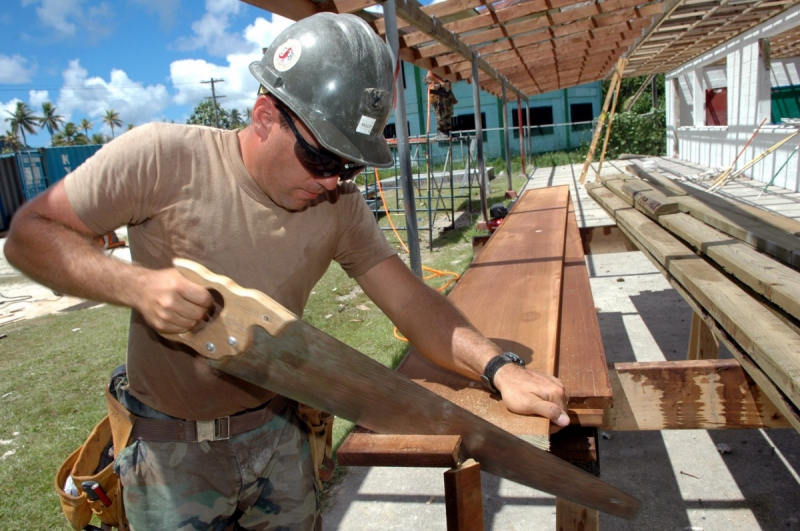 ebeniste-TOURRETTES-min_worker_construction_building_carpenter_male_job_build_helmet-893290